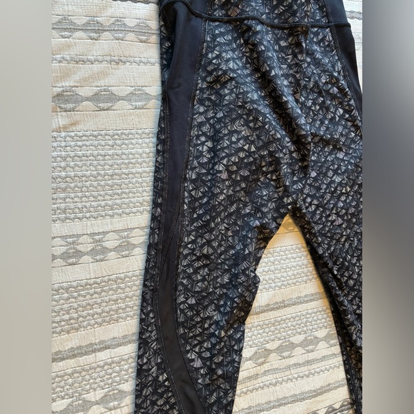 Lululemon High Times Pant Mermaid Black Nulux Iridescent Multi Black Size 8 - Picture 3 of 3